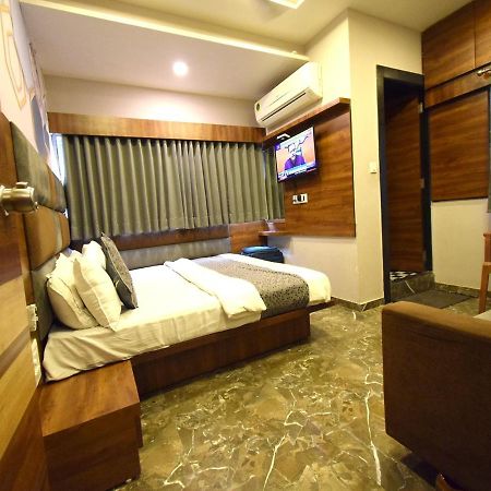 Hotel Lake Palace Amhedabad Dış mekan fotoğraf