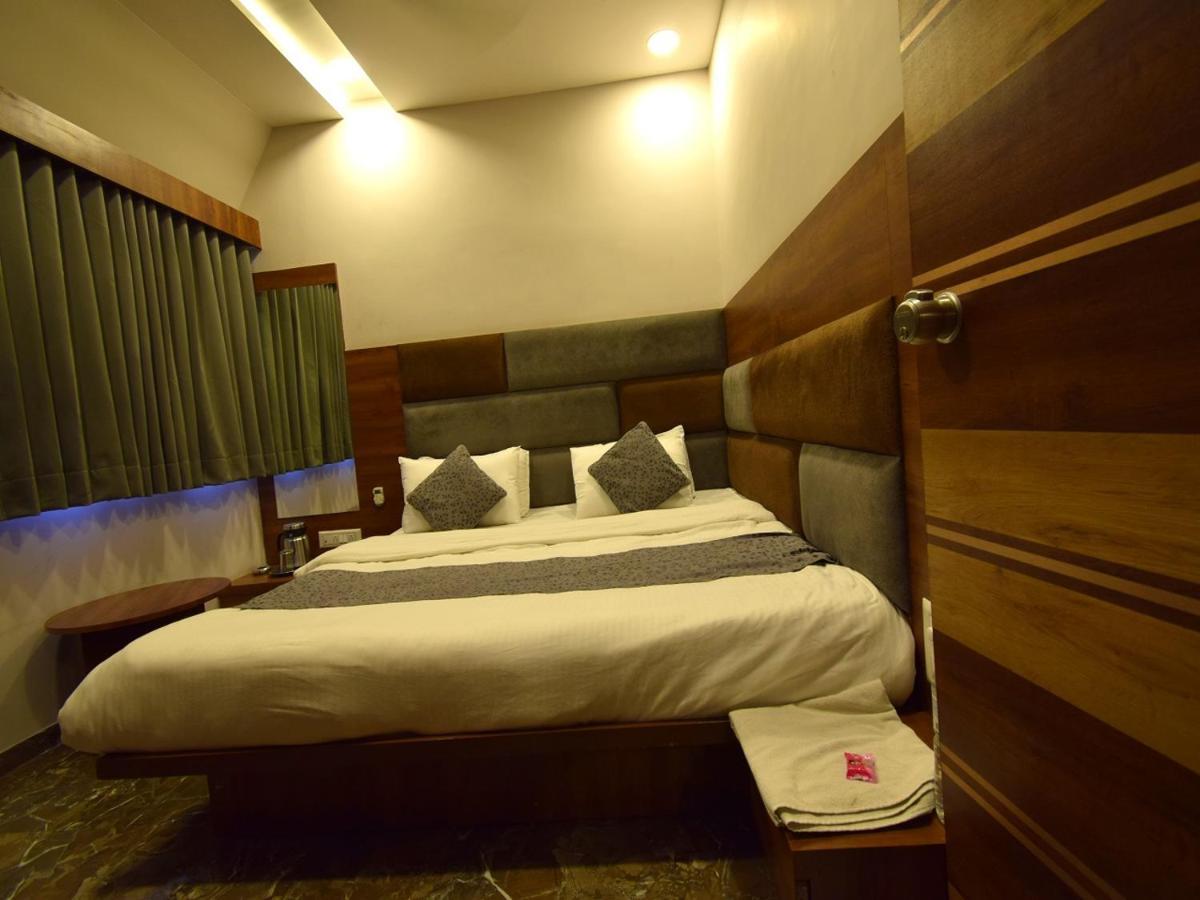 Hotel Lake Palace Amhedabad Dış mekan fotoğraf