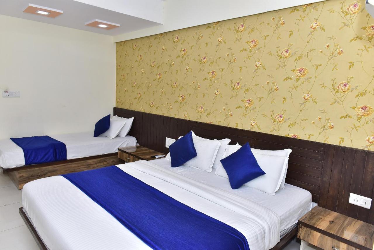 Hotel Lake Palace Amhedabad Dış mekan fotoğraf