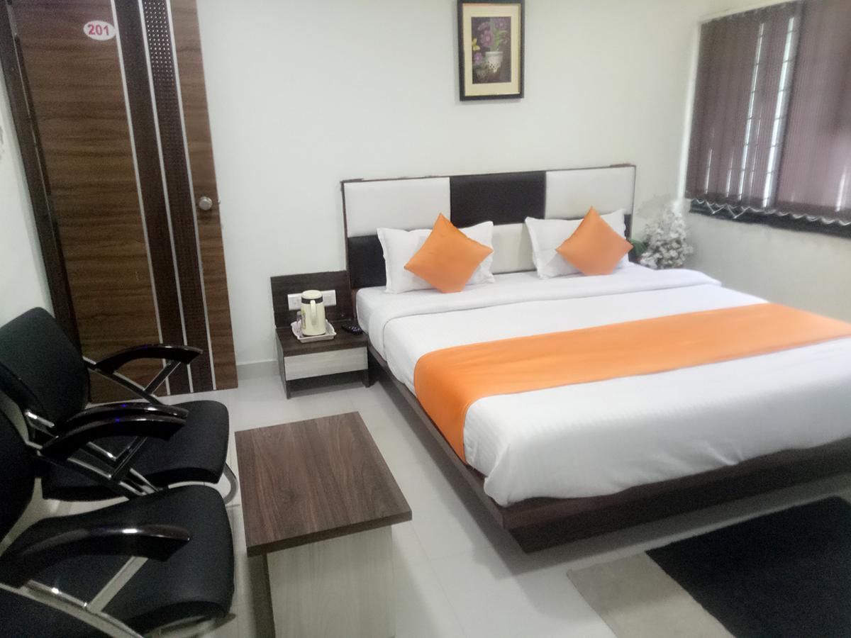 Hotel Lake Palace Amhedabad Dış mekan fotoğraf