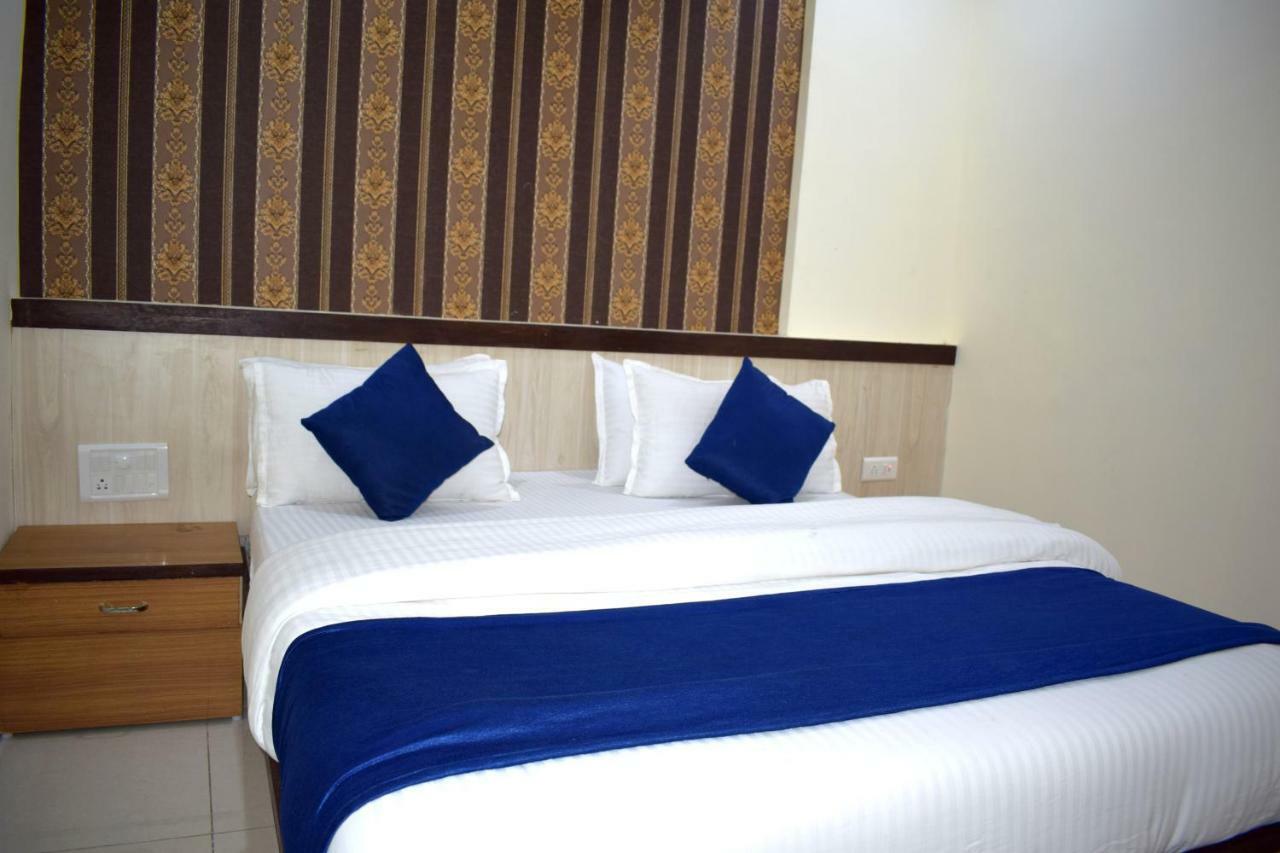 Hotel Lake Palace Amhedabad Dış mekan fotoğraf